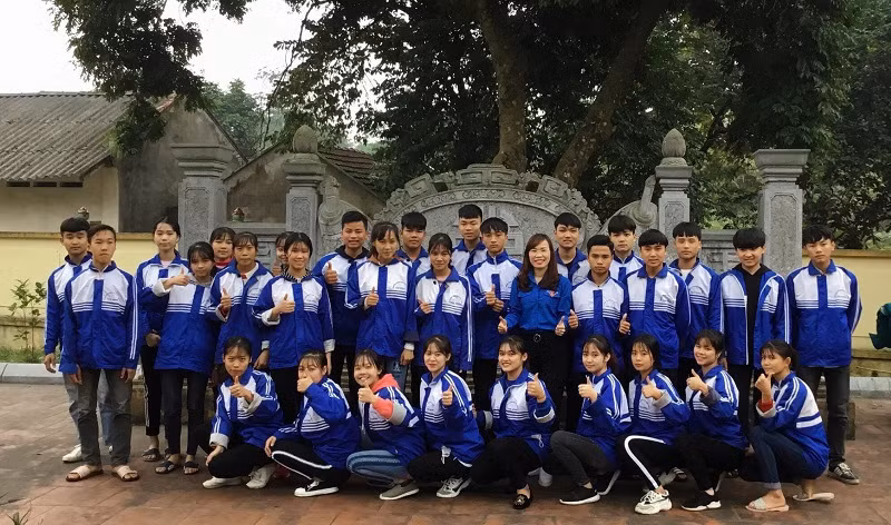 Giáo viên và học sinh Trường THPT Tam Nông (Phú Thọ) dạy học lịch sử, truyền thống thông qua tham quan di tích. Ảnh: NTCC