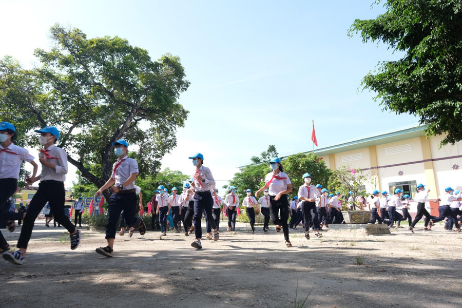 Học sinh Quảng Nam diễn tập phương án sơ tán trong buổi diễn tập Ứng phó với sóng thần - đa thiên tai.