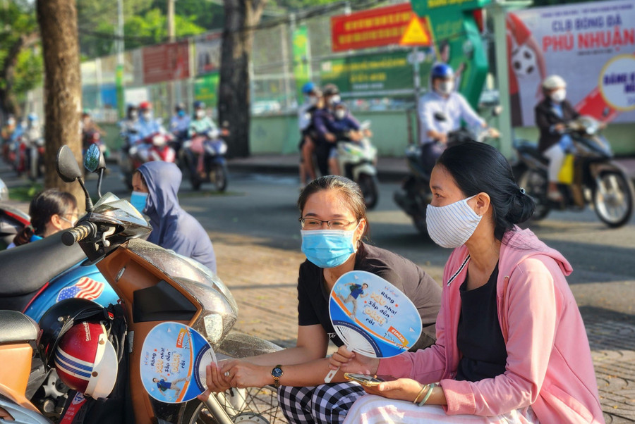 Phụ huynh lo lắng chờ con thi tốt nghiệp THPT năm 2023.