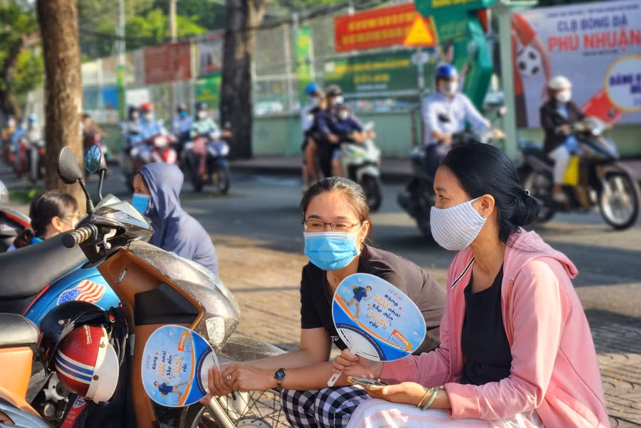 Phụ huynh lo lắng chờ con thi tốt nghiệp THPT năm 2023.