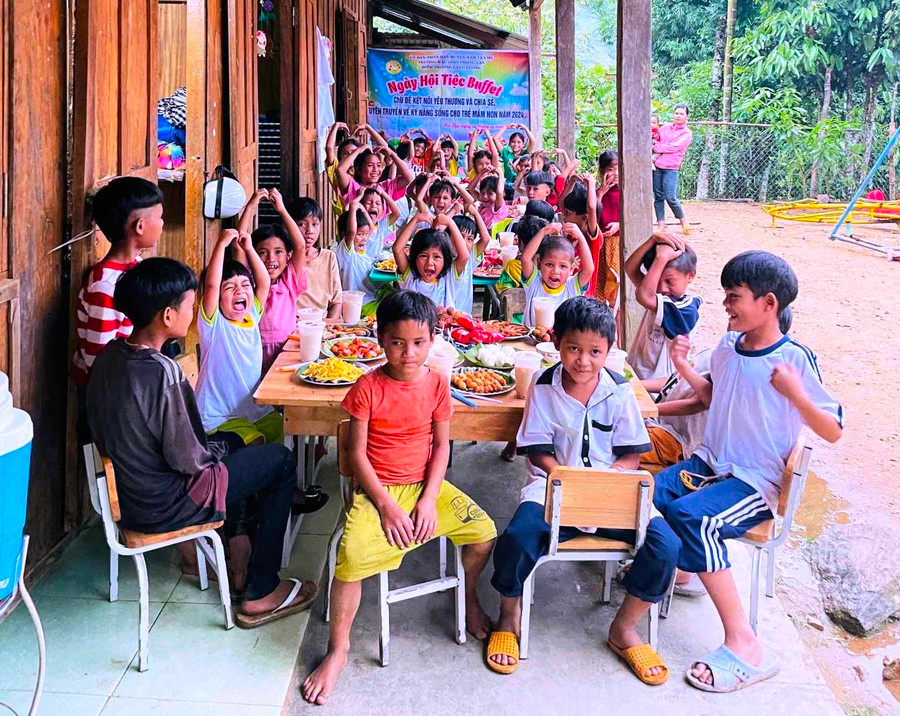 Nụ cười hạnh phúc trong “Ngày hội tiệc buffet”. Nụ cười hạnh phúc trong “Ngày hội tiệc buffet”.