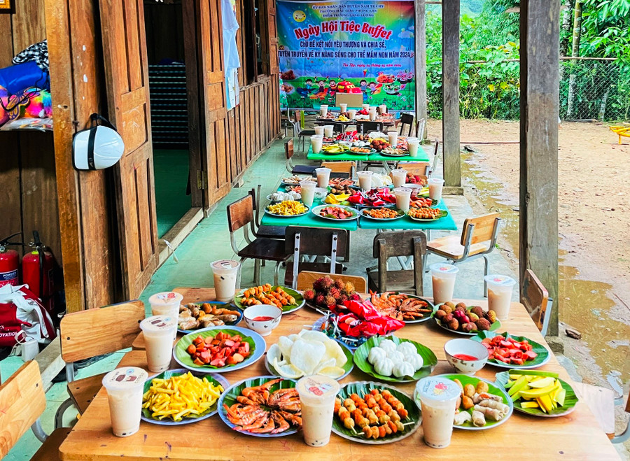 Bữa tiệc buffet mang đến niềm vui ấm áp cho học trò ở điểm trường Lâng Lương. Bữa tiệc buffet mang đến niềm vui ấm áp cho học trò ở điểm trường Lâng Lương.