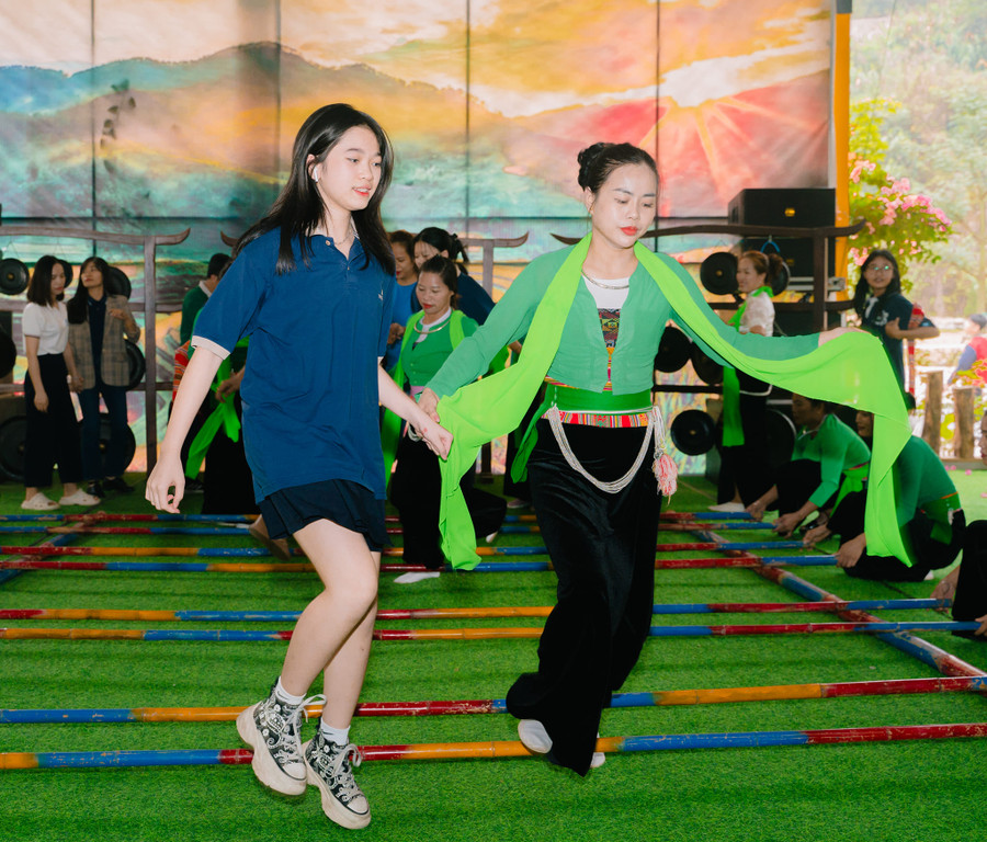 Cô trò Trường THCS Mai Dịch (Hà Nội) trải nghiệm văn hóa tại Bản Mường Xanh. Cô trò Trường THCS Mai Dịch (Hà Nội) trải nghiệm văn hóa tại Bản Mường Xanh.