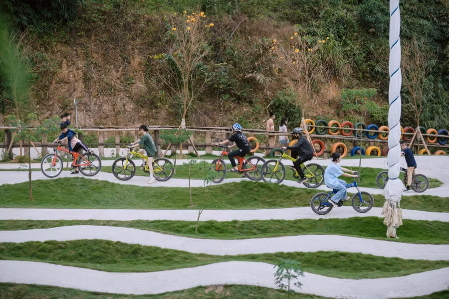 Học sinh tranh tài tại trường đua xe đạp.