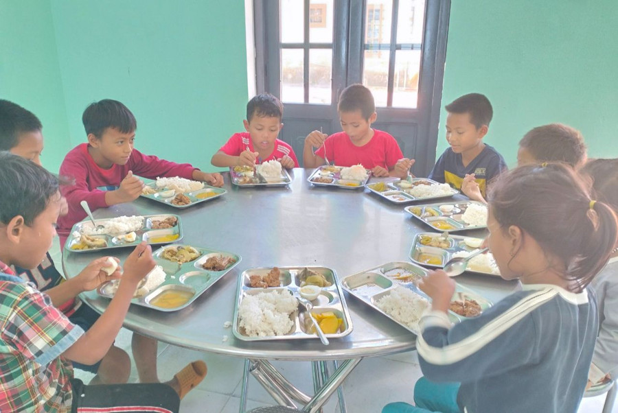Bữa ăn bán trú Hè của học sinh Trường Phổ thông Dân tộc bán trú Tiểu học &amp; THCS Trà Nam (Nam Trà My, Quảng Nam) được tổ chức từ nguồn hỗ trợ của các nhà hảo tâm. Ảnh: NTCC