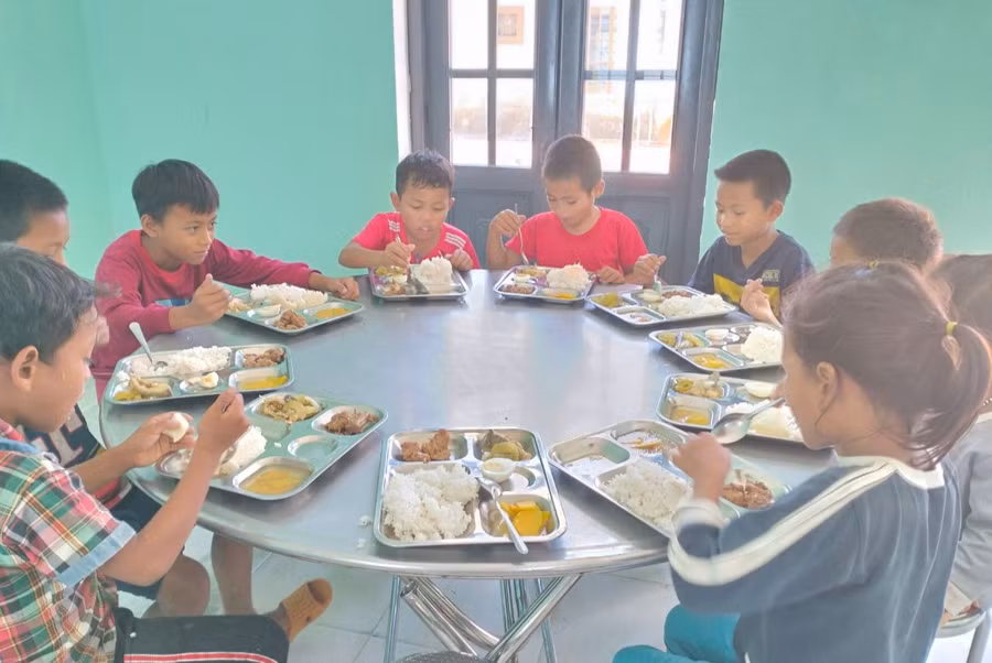 Bữa ăn bán trú Hè của học sinh Trường Phổ thông Dân tộc bán trú Tiểu học &amp; THCS Trà Nam (Nam Trà My, Quảng Nam) được tổ chức từ nguồn hỗ trợ của các nhà hảo tâm. Ảnh: NTCC