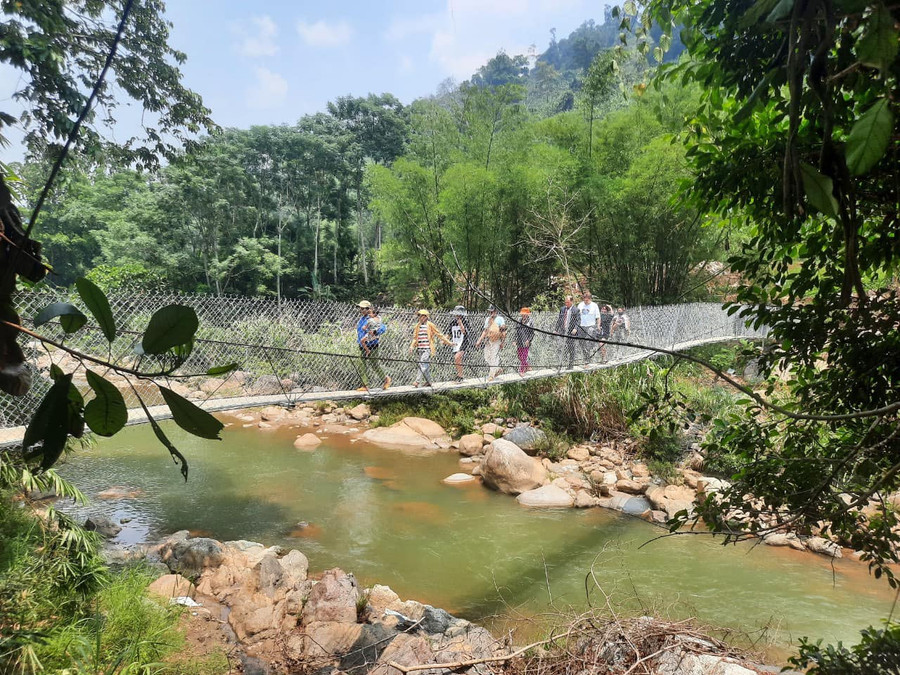 Cây cầu treo dân sinh tại thôn 6, xã Trà Cang (Nam Trà My, Quảng Nam) được xây dựng từ nguồn hỗ trợ của các nhà hảo tâm nhằm đảm bảo an toàn cho học sinh đi học mùa mưa lũ. Ảnh: Vỹ Trần