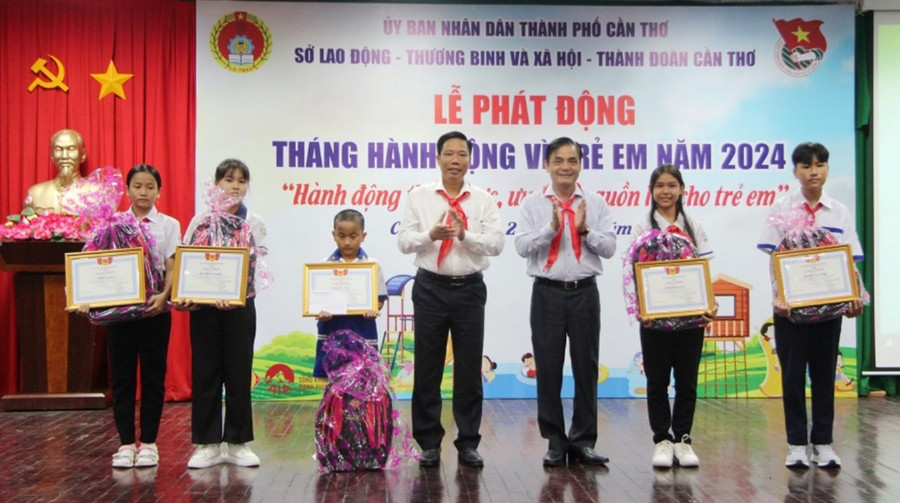 Lãnh đạo TP Cần Thơ trao quà và giấy khen của Quỹ Bảo trợ Trẻ em Việt Nam cho 5 trẻ em có hoàn cảnh đặc biệt khó khăn tiêu biểu tại Lễ phát động Tháng hành động vì trẻ em năm 2024. Ảnh: T. Xuân