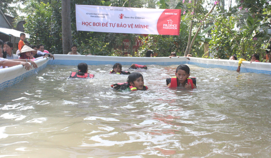 Lớp dạy bơi cho học sinh vùng lũ huyện Tân Hồng, tỉnh Đồng Tháp. Ảnh: Q. Ngữ