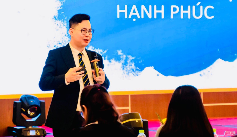 PGS.TS Trần Thành Nam trong một buổi thuyết trình. Ảnh: NVCC