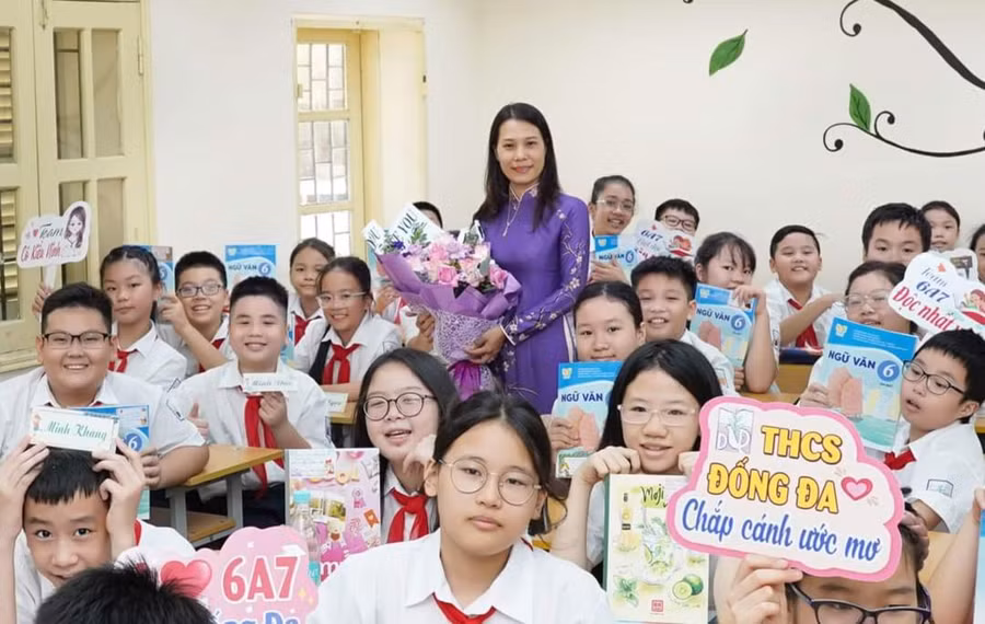 Cô Lâm Kiều Linh cùng các học trò. Ảnh: NVCC