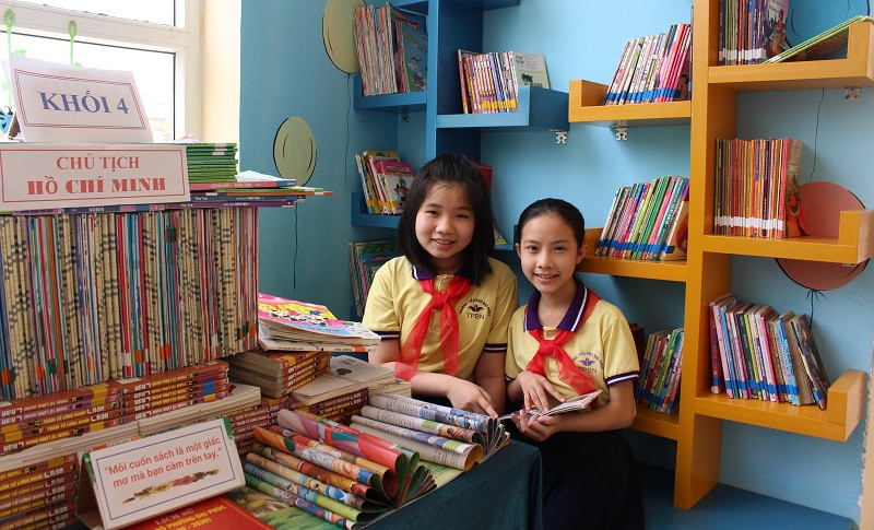 Em Lê Nguyễn Linh Giang (bên trái) và Nguyễn Thùy Linh đọc sách sau những tiết học. Em Lê Nguyễn Linh Giang (bên trái) và Nguyễn Thùy Linh đọc sách sau những tiết học.