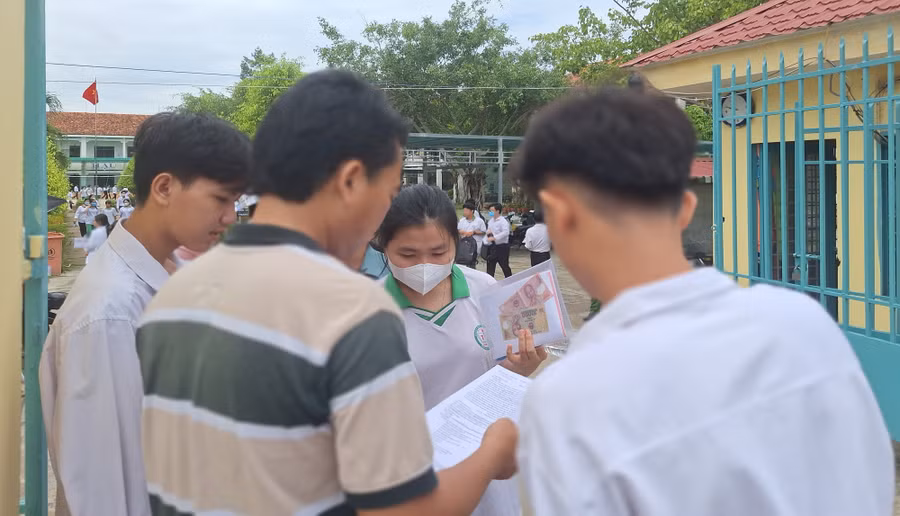 Thầy, trò trao đổi về đề thi môn Ngữ văn. (Ảnh: Trọng Nhân)