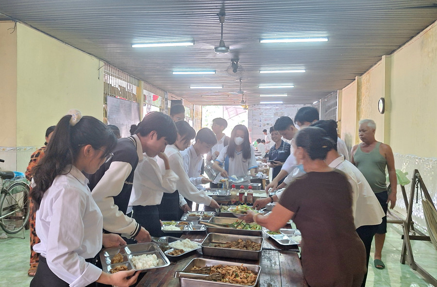 Các cô, chú Ban Từ thiện cùng các thí sinh chuẩn bị các suất cơm trưa. (Ảnh: Trọng Nhân) Các cô, chú Ban Từ thiện cùng các thí sinh chuẩn bị các suất cơm trưa. (Ảnh: Trọng Nhân)