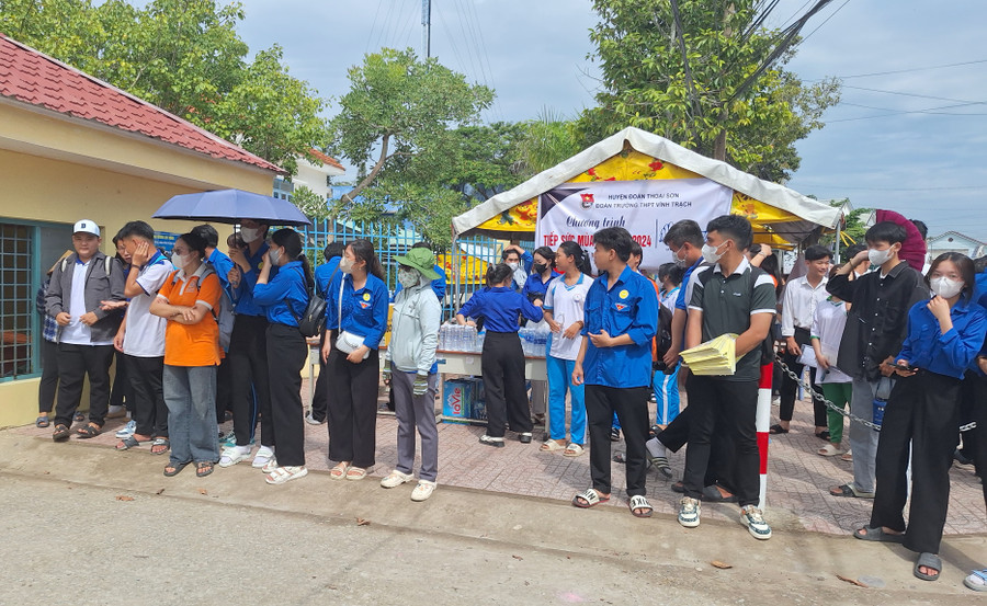 Đội tiếp sức mùa thi tại Điểm thi Trường THPT Vĩnh Trạch (Thoại Sơn) túc trực hỗ trợ thí sinh. (Ảnh: Trọng Nhân). Đội tiếp sức mùa thi tại Điểm thi Trường THPT Vĩnh Trạch (Thoại Sơn) túc trực hỗ trợ thí sinh. (Ảnh: Trọng Nhân).