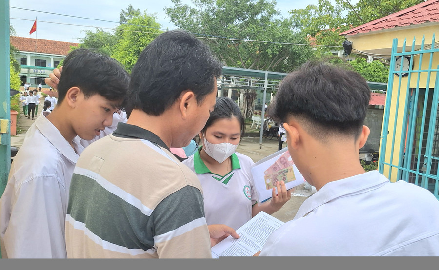 Thầy, trò cùng trao đổi về đề thi Ngữ văn sáng 27/6. (Ảnh: Trọng Nhân) Thầy, trò cùng trao đổi về đề thi Ngữ văn sáng 27/6. (Ảnh: Trọng Nhân)