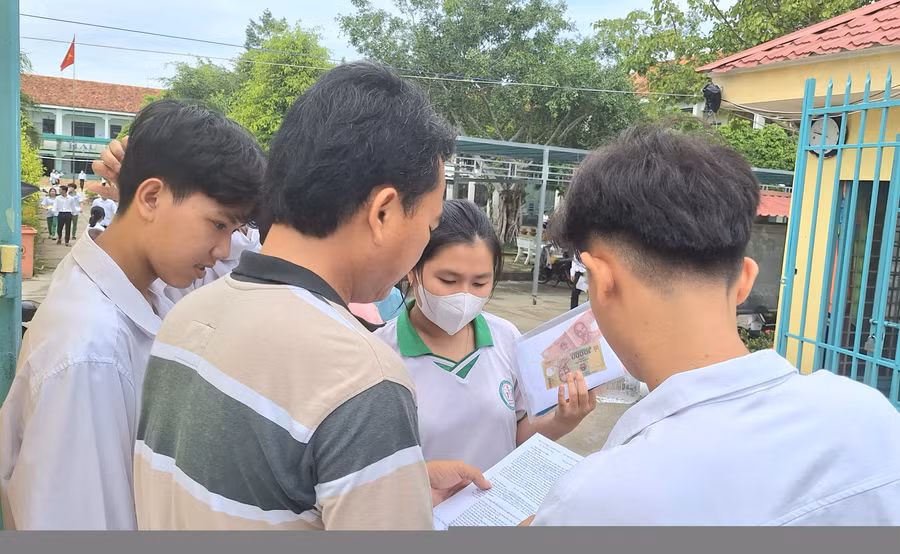 Thầy, trò cùng trao đổi về đề thi Ngữ văn sáng 27/6. (Ảnh: Trọng Nhân)