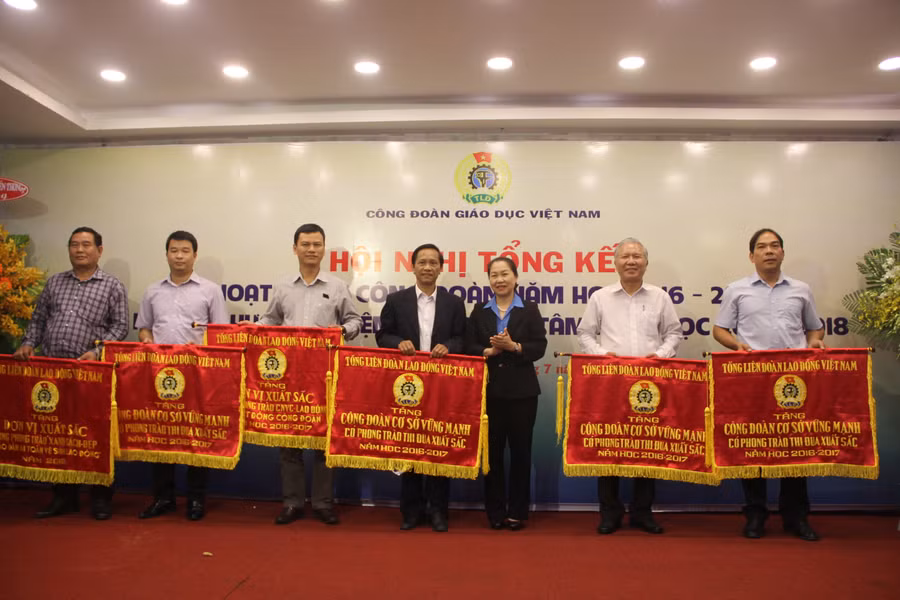 6 tập thể nhận cờ thi đua của Tổng Liên đoàn Lao động Việt Nam