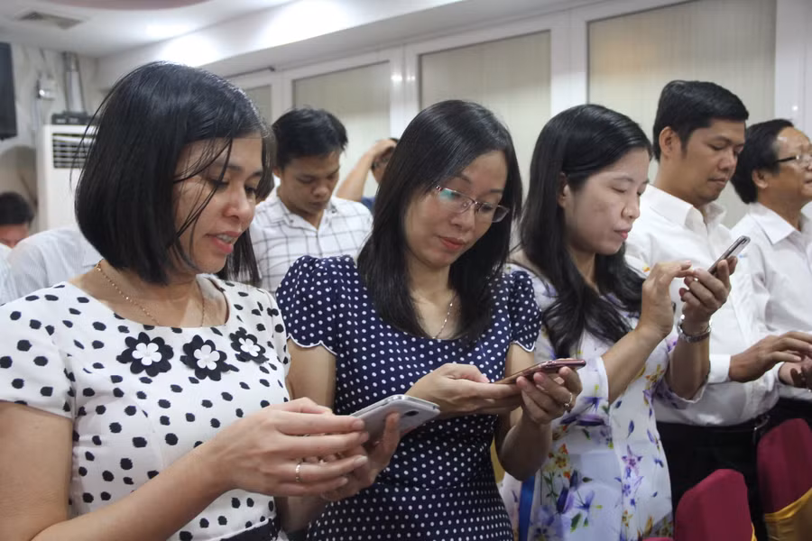 Các đại biểu dự hội nghị tham gia nhắn tin để hưởng ứng chương trình “Nghĩa tình Hoàng Sa, Trường Sa”