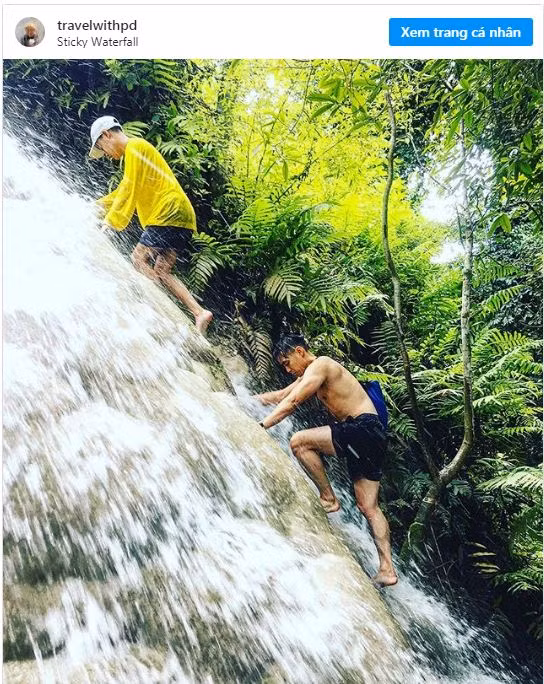 Du khách leo lên thác nước.