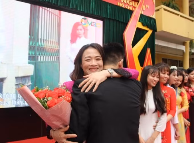 Cô Nguyễn Thị Mai Chang, Hiệu trưởng Trường THPT Vĩnh Yên hạnh phúc nhận bó hoa cảm ơn từ học trò.