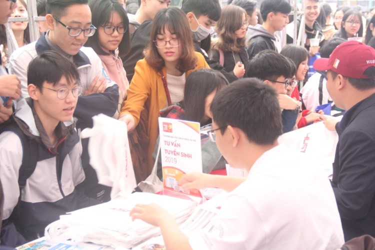 Thí sinh tham dự Ngày hội tư vấn tuyển sinh, hướng nghiệp năm 2020. Ảnh: TG