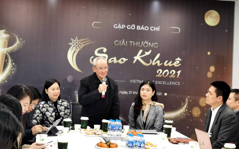TS Mai Liêm Trực chia sẻ thông tin về giải thưởng.