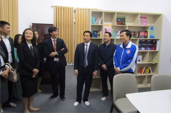 Lãnh đạo Sở GD&amp;ĐT Vĩnh Phúc cùng các đại biểu thăm phòng tâm lý học đường tại Trường THPT Vĩnh Yên.