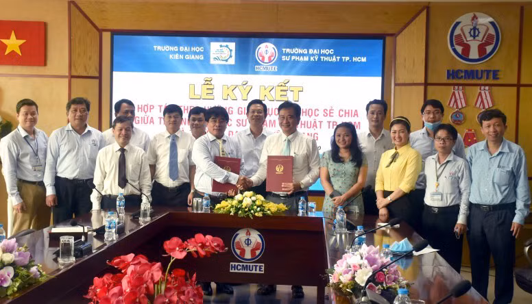 Ký kết hợp tác và công nhận tín chỉ đào tạo của nhau giữa Trường ĐH Sư phạm Kỹ thuật TPHCM và ĐH Kiên Giang.