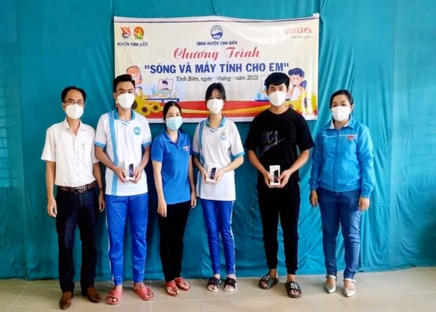 Trao tặng điện thoại thông minh cho các em HS hoàn cảnh khó khăn để học trực tuyến.