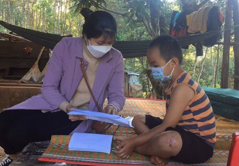 Giáo viên Trường Mầm non xã Đắk Môn đến tận nhà giao bài tập, hướng dẫn cho học sinh.