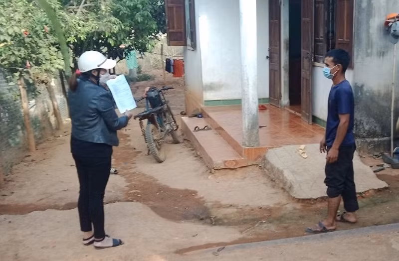 Giáo viên đến tận nhà hướng dẫn phụ huynh dạy kiến thức cho con em mình.