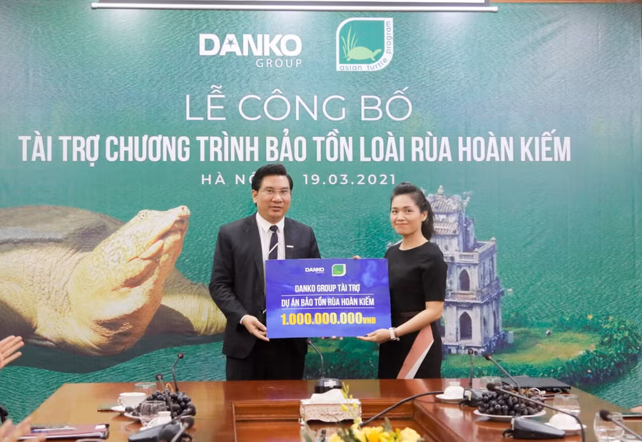 Ông Đàm Quốc Hiệp, Phó Chủ tịch Tập đoàn Danko trao tài trợ cho chương trình bảo tồn rùa Hồ Gươm.