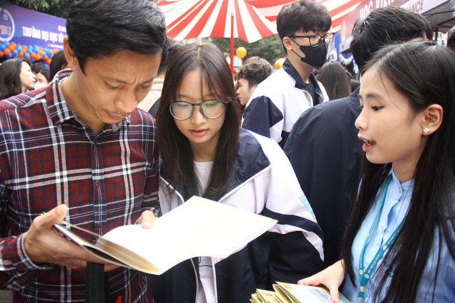 Phụ huynh và học sinh tham gia Ngày hội tư vấn tuyển sinh, hướng nghiệp năm 2024 tại ĐH Bách khoa Hà Nội. Ảnh: TG Phụ huynh và học sinh tham gia Ngày hội tư vấn tuyển sinh, hướng nghiệp năm 2024 tại ĐH Bách khoa Hà Nội. Ảnh: TG