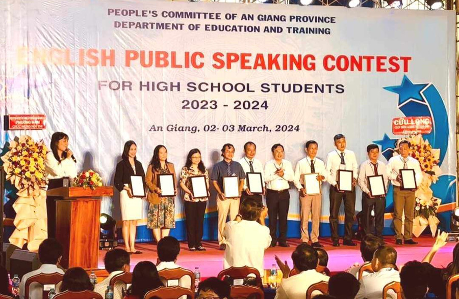 Ông Trần Tuấn Khanh - Phó Giám đốc Sở GD&amp;ĐT An Giang trao Thư cảm tạ các thành viên Ban giám khảo.