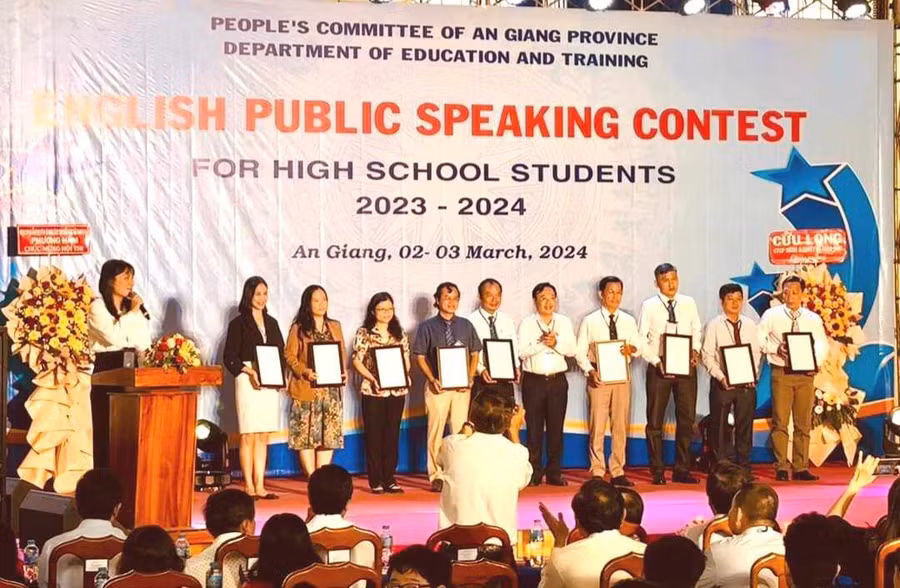 Ông Trần Tuấn Khanh - Phó Giám đốc Sở GD&amp;ĐT An Giang trao Thư cảm tạ các thành viên Ban giám khảo.