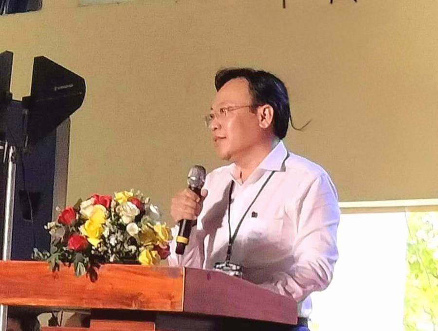 Ông Trần Tuấn Khanh - Phó Giám đốc Sở GD&amp;ĐT An Giang phát biểu khai mạc hội thi.