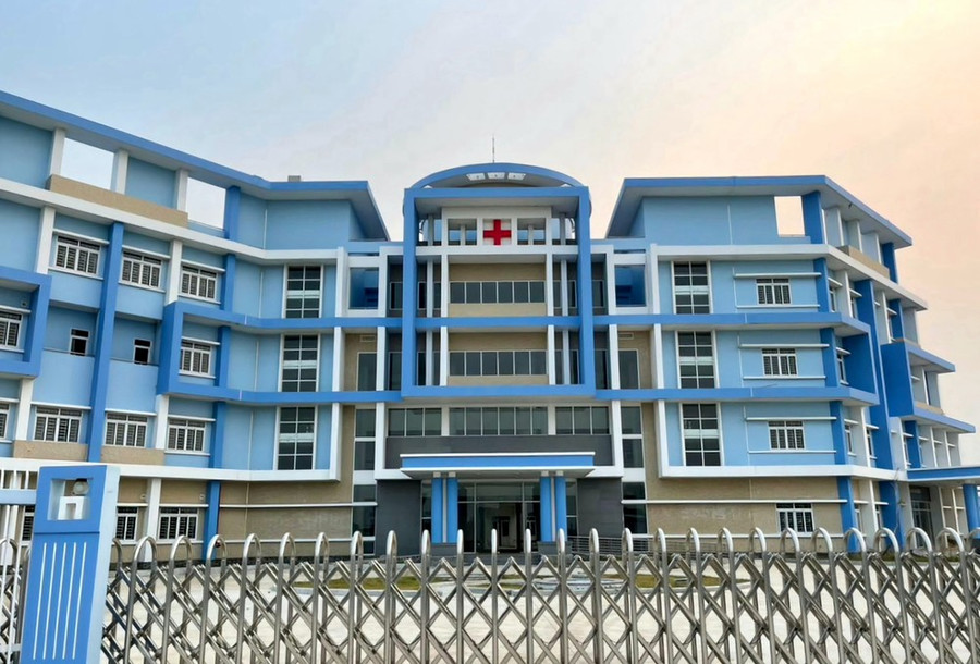 Bệnh viện có quy mô 100 giường bệnh xây dựng trên diện tích 33.809m2.