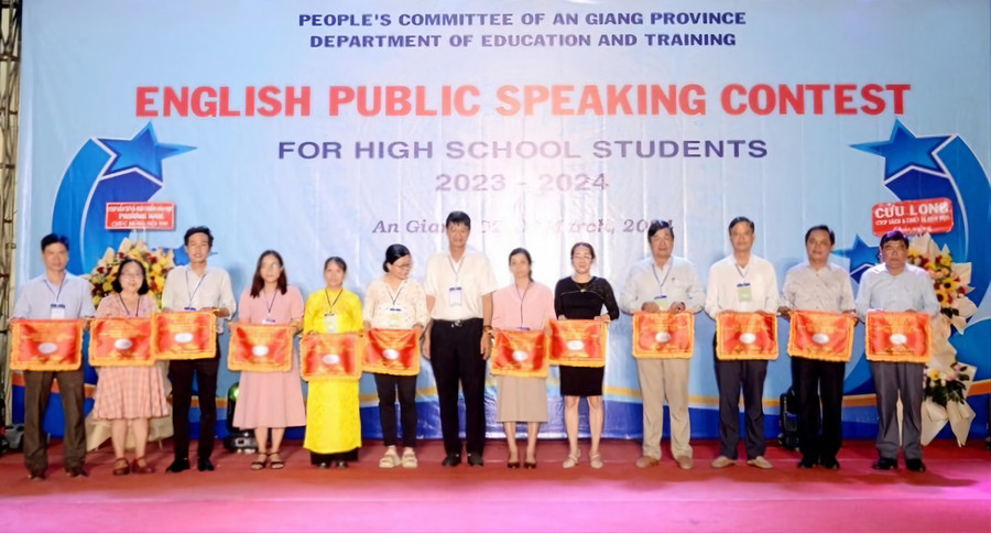 Ban tổ chức trao cờ lưu niệm các đoàn tham dự hội thi.