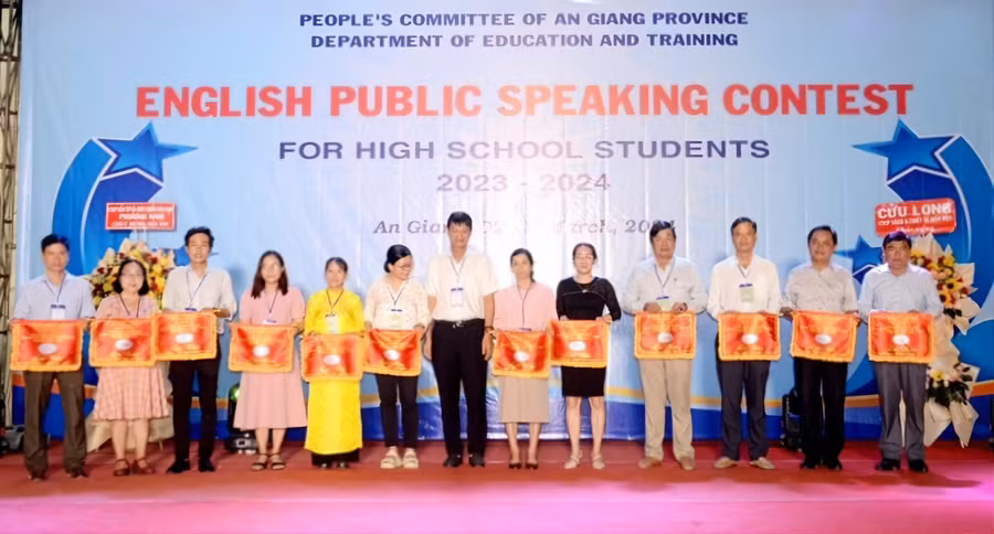 Ban tổ chức trao cờ lưu niệm các đoàn tham dự hội thi.