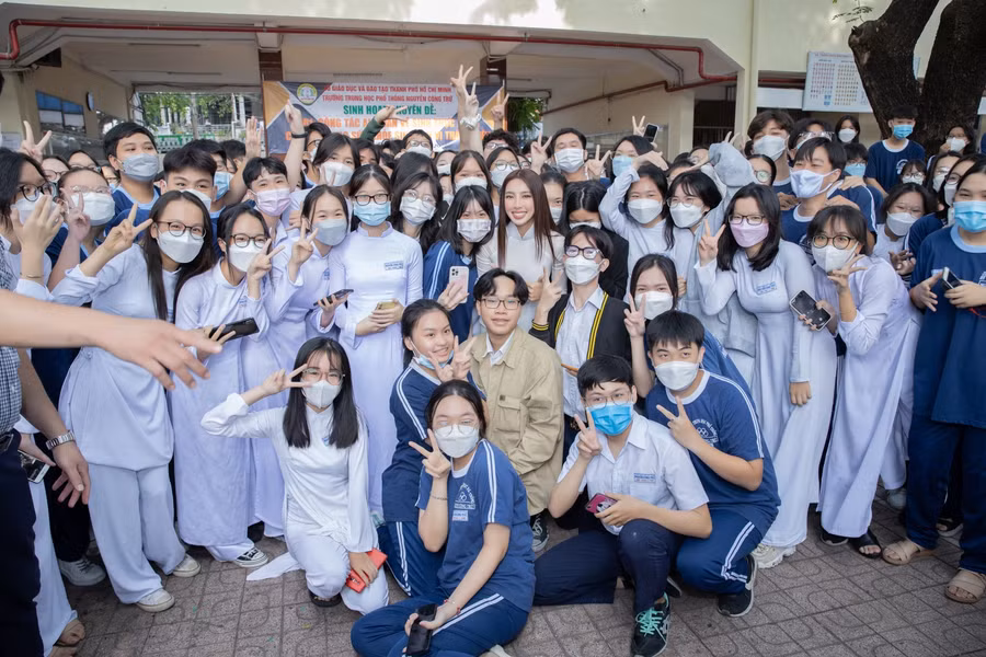 Hoa hậu Nguyễn Thúc Thùy Tiên giao lưu cùng các em học sinh Trường THPT Nguyễn Công Trứ.