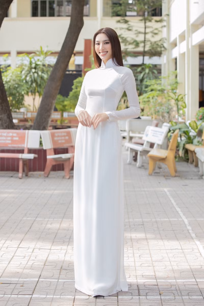 Hoa hậu Thùy Tiên diện áo dài trắng duyê dáng, tri ân thầy cô trong ngày về trường cũ.