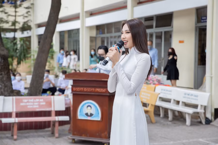 Hoa hậu Thùy Tiên xinh đẹp giản dị trong tà áo dài ngày trở về thăm trường xưa