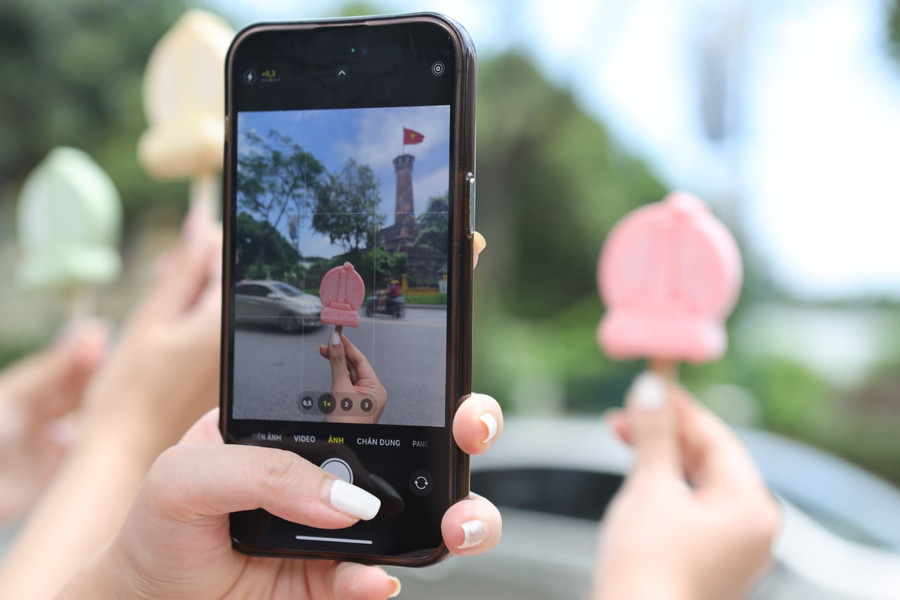 Du khách thích thú chụp hình kem tại địa danh thật. Du khách thích thú chụp hình kem tại địa danh thật.