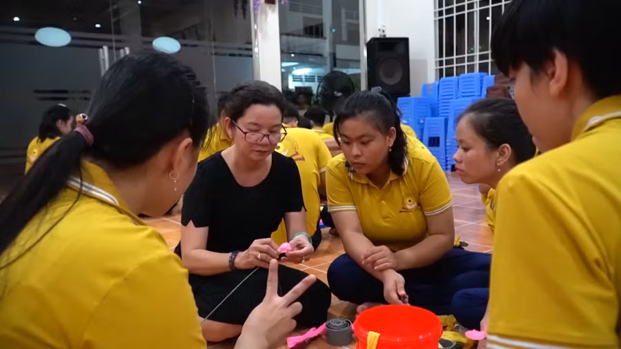 Học sinh Trung tâm Hỗ trợ phát triển giáo dục hòa nhập tỉnh Cà Mau được dạy nghề đan.