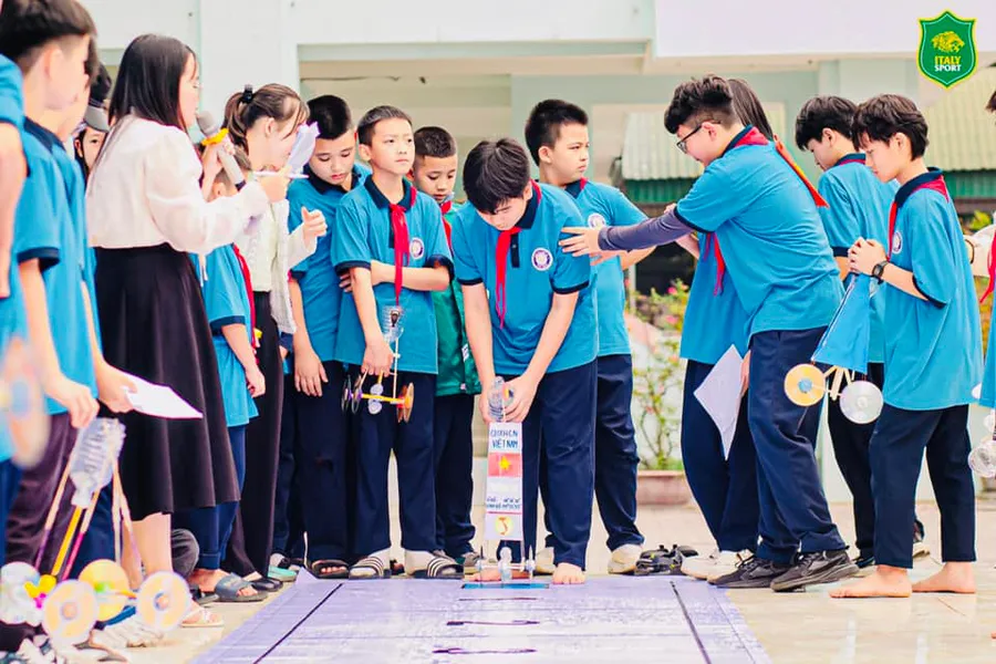 Giờ học STEM của học sinh Trường THCS Trường Thi - thí điểm mô hình trường tiên tiến - TP Vinh, Nghệ An. Ảnh: NTCC