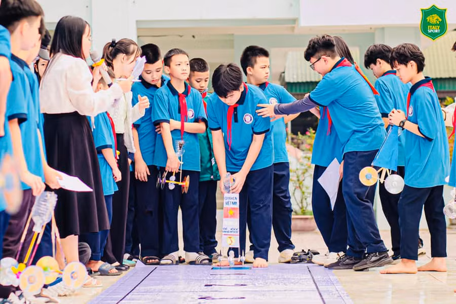 Giờ học STEM của học sinh Trường THCS Trường Thi - thí điểm mô hình trường tiên tiến - TP Vinh, Nghệ An. Ảnh: NTCC