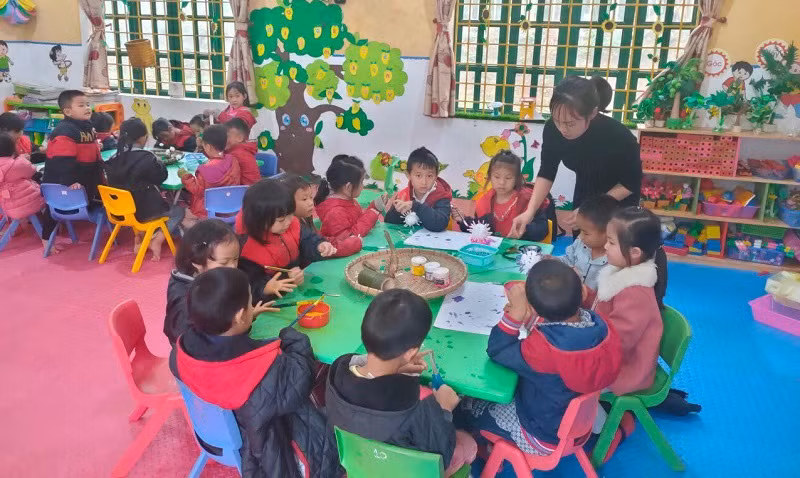 Trước khi vào lớp 1, trẻ cần được tăng cường kiến thức kĩ năng phù hợp (Trong ảnh: HS Trường Mầm non Nậm Chảy, huyện Mường Khương, Lào Cai).	Ảnh: NTCC