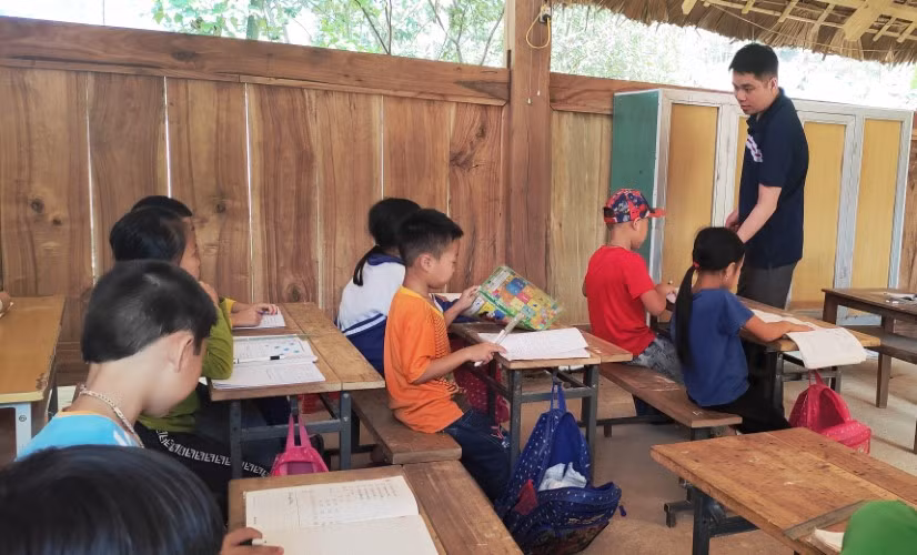 Lớp học ở điểm lẻ Cha Lung (Trường Tiểu học Tam Thanh, Quan Sơn, Thanh Hóa) chưa thể sử dụng
thiết bị dạy học. Ảnh: Hồng Đức