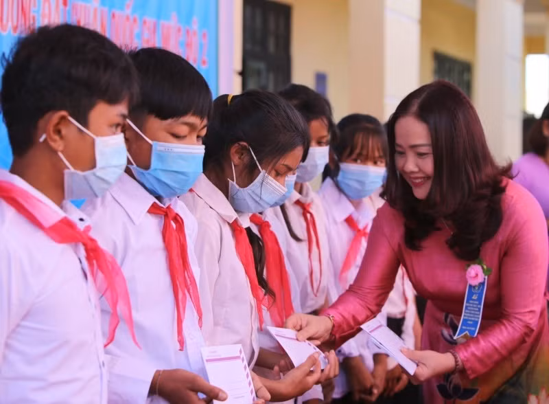 Bà Lê Thị Hương – Giám đốc Sở GD&ĐT Quảng Trị tặng quà cho học sinh vượt khó học giỏi trong lễ khai giảng năm học 2020 – 2021 của Trường Phổ thông dân tộc Bán trú THCS Hướng Phùng (Hướng Hóa, Quảng Trị).